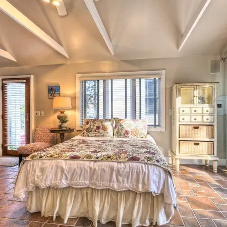 Butterfly Cottage - Unique Cottage located in Historic Downtown Saugatuck