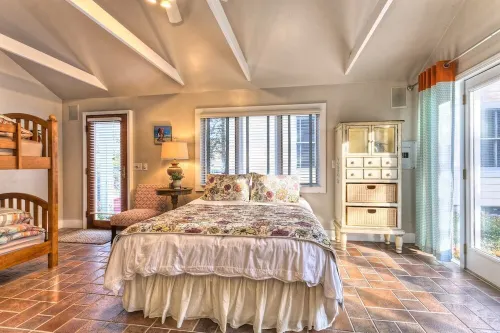 Butterfly Cottage - Unique Cottage located in Historic Downtown Saugatuck