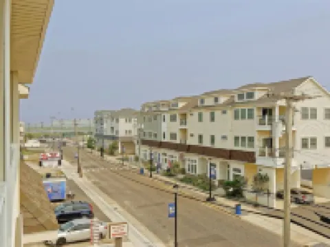 Bright and Airy Condo.  One block to the Beach.  Great location. 海島城酒店