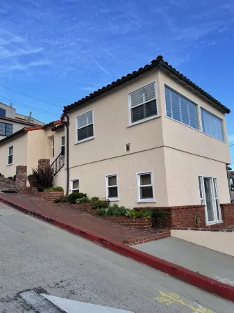 Studio 2 blocks to Beach w/ Parking - Close to LAX