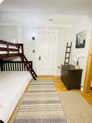 Cozy, lake view cottage in Ellsworth, Maine! 브랜치 레이크 퍼블릭 포레스트 주변 호텔