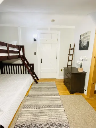 Cozy, lake view cottage in Ellsworth, Maine!