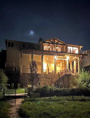 Lago Lounge on Lake Travis. Family-sized house with pool and hot-tub