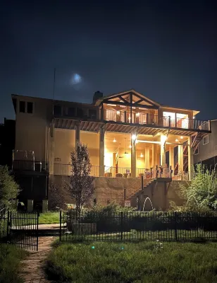 Lago Lounge, Enjoy Nature in a Family Retreat with Pool and Hot-Tub