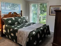 Cozy retreat near Sandpoint, Idaho. Close to Downtown, the lake and skiing. Hotels in Ponderay