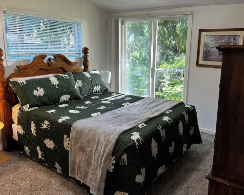 Cozy retreat near Sandpoint, Idaho. Close to Downtown, the lake and skiing. Hotels in Ponderay
