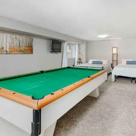 Luxury Durango Retreat, 5 Min to Downtown, Hot Tub, Views, Games, Pets Welcome!