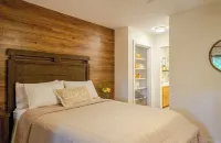 CaddyShack~ Newly remodeled townhome yards from back 40 bike trails