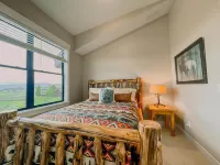 Book your summer trip! Hiking, biking, boating and shopping! Hot tub included!