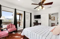 Scenic Getaway: Game Room, King Suite, Firepit & Prime Location