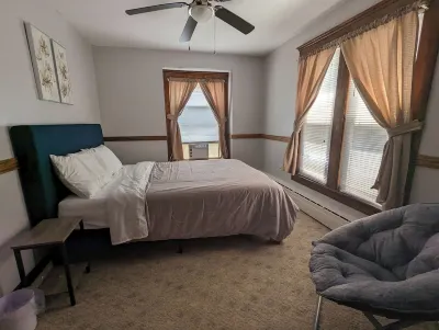 5 min to the Corning Museum of Glass! Family-sized Duplex w/ pool table & patio Hotel dekat Centerway Clock Tower