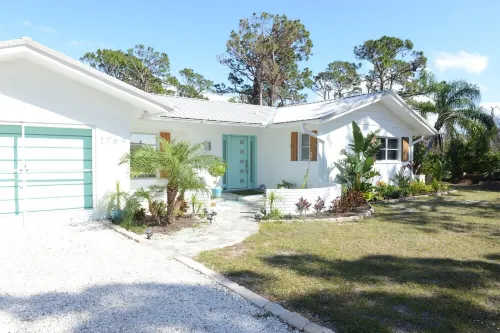 Private Luxury renovated pool house 1.5 miles to Manasota Beach.