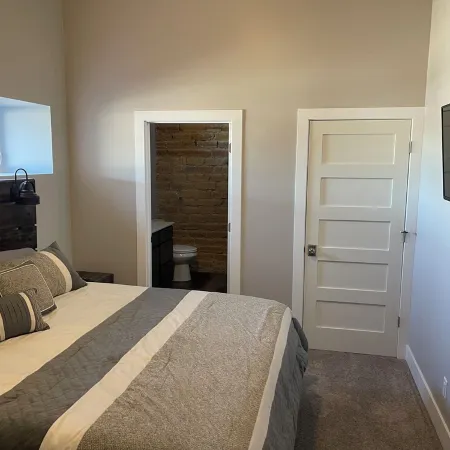 The Lawft, Suite 3, 2King Beds each with its own bath,No Cleaing Fee or Stairs