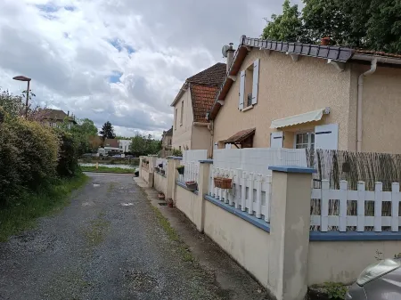 Maison de Ville Avec Terrasse de 30 m2, Proche des Transports en Commun et Paris Отели в г. Помпон