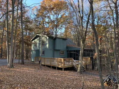 Deer Crossing — Cozy comfort with hot tub and firepit