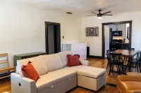 Waco family stay w/ pickle ball court