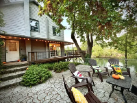 Riverfront on the Rogue! Ideal Southern Oregon location Hotels in Rogue River