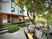 Riverfront on the Rogue! Ideal Southern Oregon location