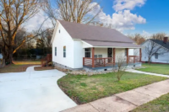 The Cotton Mill Cottage - charming 2 bedroom blocks from downtown Simpsonville