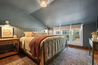 Vintage Modern near Downtown - Arcade Machine