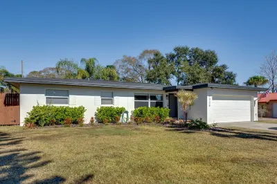 Heated POOL Oasis DOG/FAMILY Welcome! 6mi-BEACHES & 2mi to DWTN! Fast/Free WI-FI Hotels near Walmart Supercenter
