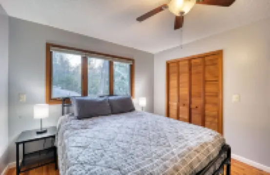 Mountain house sleeps 4 w/ deck & firepit, 5mi to Grandfather Mtn, pet friendly!