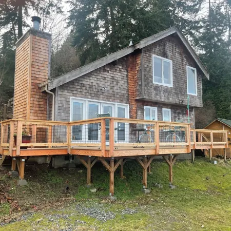 Charming beachfront 1-bedroom cottage near Langley, Whidbey Island Washington.