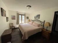 The Redbud Cottage--Beach & Quiet. Lake Sara Waterfront & Wood Fires.