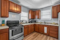 The Coral Door. 2 Bdrm 1 Bath Unit. Sleeps 5. Linens Included!