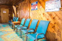 Cozy 2 Bed, 2 Bath Condo on Golf Course with Hot Tub, Sauna & Pool!