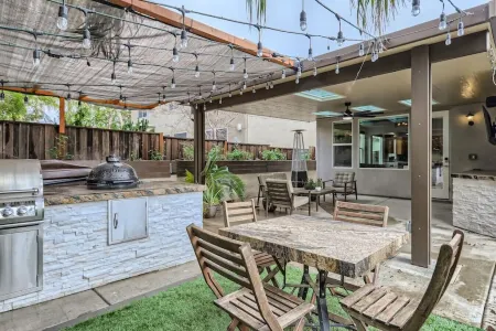 Luxury 3bd/2ba Roseville Home Hot Tub & Game Room