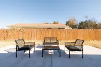 Beautifully Remodeled-Newly Furnished-Cozy, Colorful & Eclectic Home in N OKC! Hotels near Courtyard Plaza Shopping Center