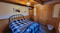 Beautiful Black Hills Log Home with Loft and 360' Views!!
