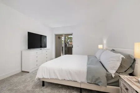 Coastal NEWLY RENOVATED Condo in Dana Point. Walking distance to the Salt Creek! Отели рядом с достопримечательностью «Солт Крик Бич»