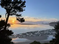 Cozy Beachfront Cabin with Panoramic View of Pacific Ocean and Netarts Bay Hotels in Netarts