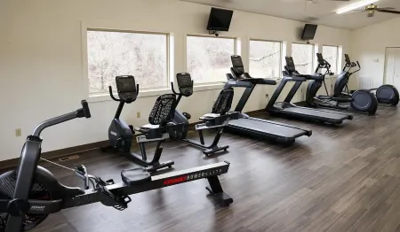 The Cove: Nestled amongst huge boulders and trees - Pool and Fitness Access!