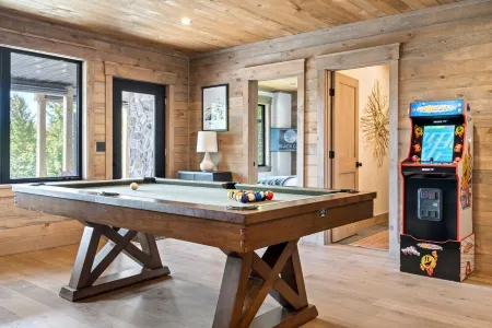 Pet Friendly, Ski Storage Room, Pool,Hot Tub, Sauna, Gameroom