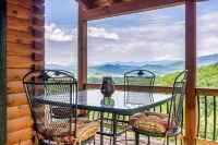 Luxury Cabin with Epic Mountain Views • Hot Tub • 10 Min to Cades Cove - con vistas a la montaña