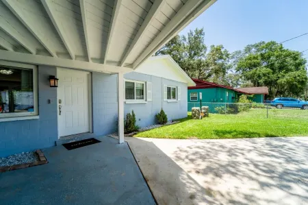 USF Hideaway – Steps from USF & Moffitt, Pet-Friendly 3Br Home with Backyard