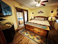 Time Out Inn- Comfy Cozy Private Smoky Mountain Cabin Hot Tub Video Games Hotels near Moonshine Ridge Country Store & Cafe
