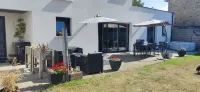 Large single-storey apartment with garden near beach