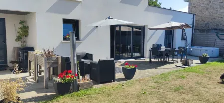 Large single-storey apartment with garden near beach Отели в г. Требёрден