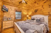 Dog-Friendly Log Cabin with Mountain Views, Hot Tub & Game Room — Near Downtown