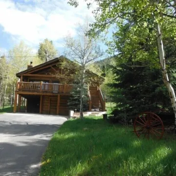 Family Friendly Property Nestled In An Aspen Grove