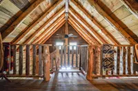 Cabin w modern upgrades next to the BEST wine, stars, peace, hot tub, relax