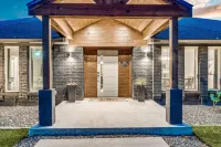 Heated Pool, Putting Green, Movie Theater and more! 4 bed/3 bath