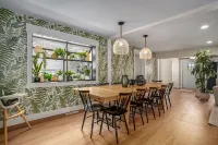 A backyard oasis a block from the beach! Hot Tub, Tiki Bar, Ping Pong! Hotels in Muskegon