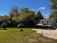 Charlestown Beach Cottage, 2BR, Screened porch, 3 min drive to Beach!