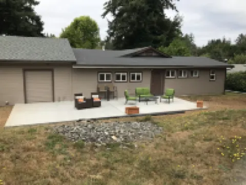 5 minutes from Beaches and the Redwoods Hotels in McKinleyville