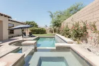 Walk to Festivals From a Modern Dream House Near La Quinta - Villas